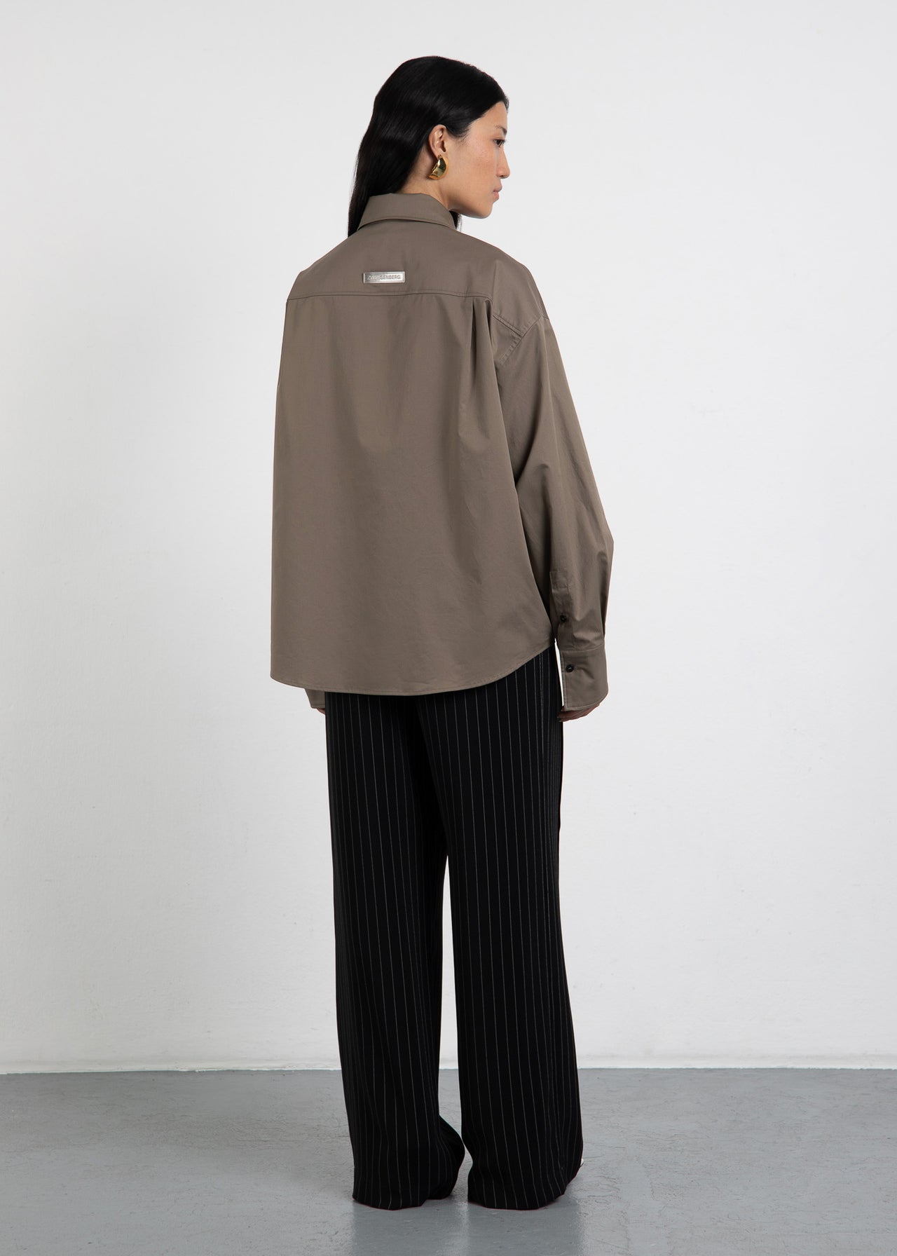 Rückansicht, The Shirt 3 Olive von Zwingenberg, mit klassischer Passe im Rücken und Logo Tag aufgesteppt