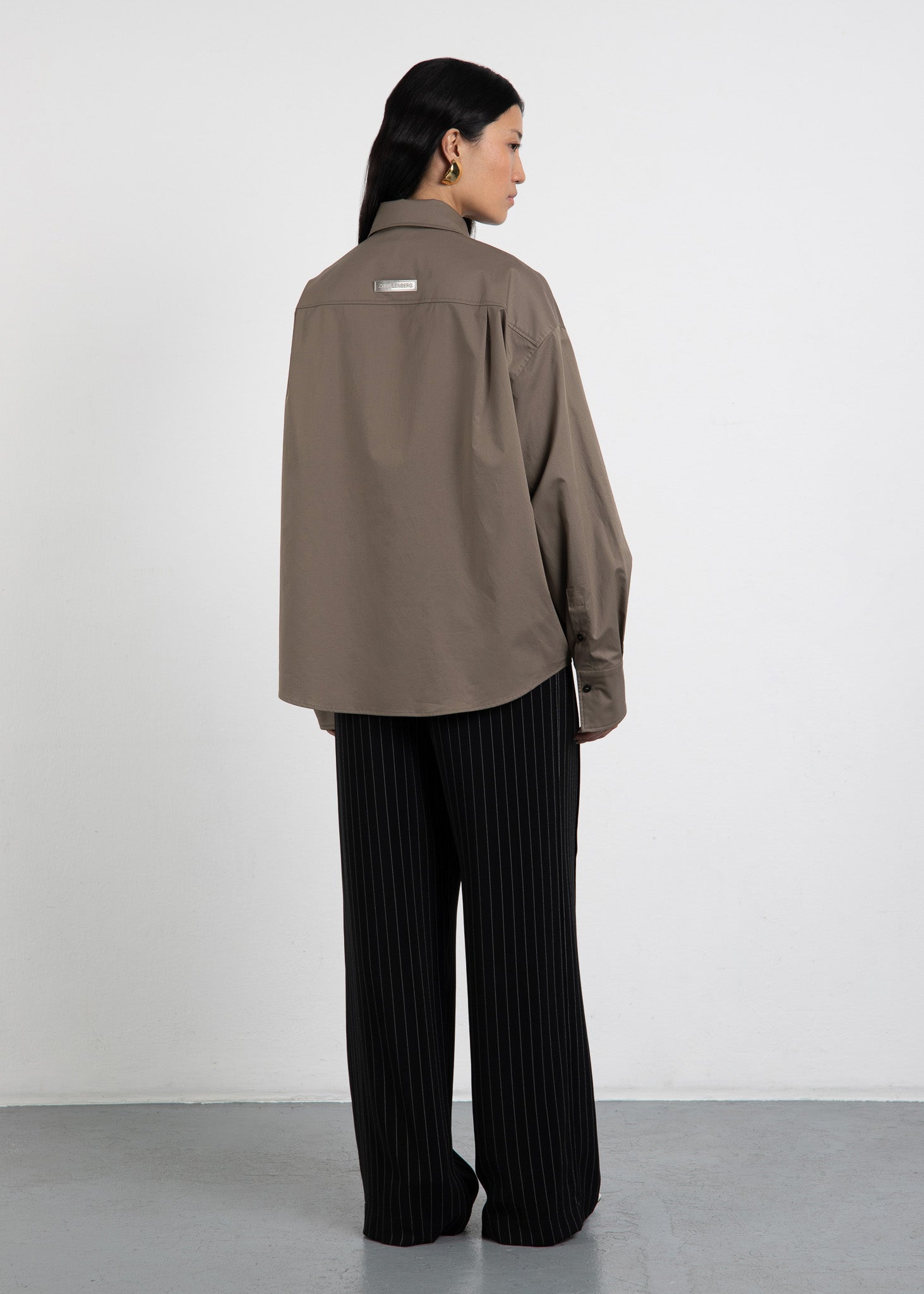 Rückansicht, The Shirt 3 Olive von Zwingenberg, mit klassischer Passe im Rücken und Logo Tag aufgesteppt