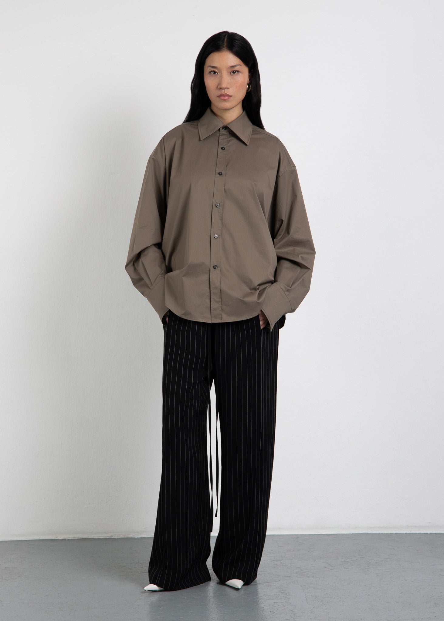 Oversized Unisex-Hemd Zwingenberg, Vorderansicht, Olive, im klassischen Herrenhemd-Stil