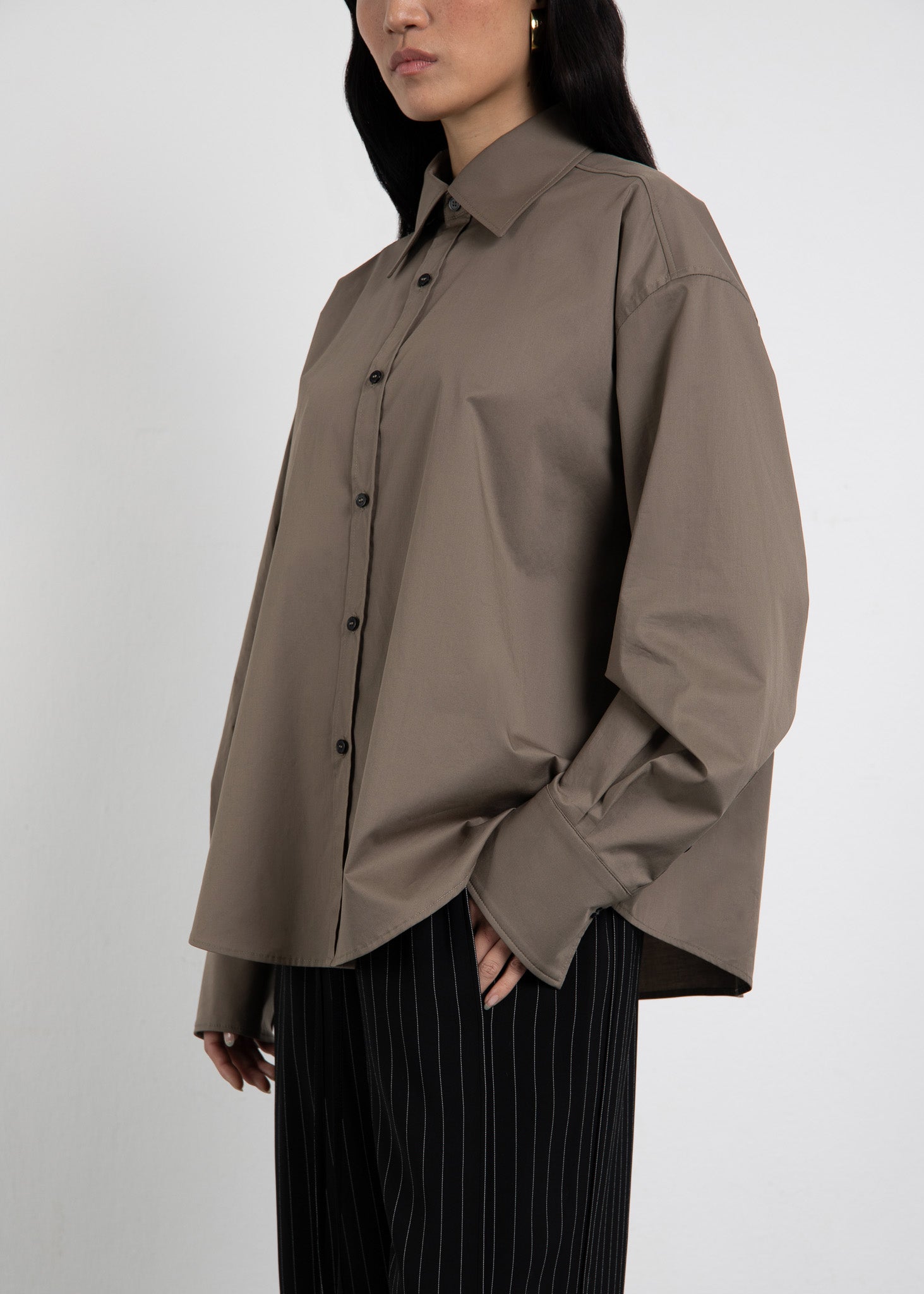 Das oversized Unisex-Hemd von Zwingenberg in Olive aus feiner Baumwolle im Detail
