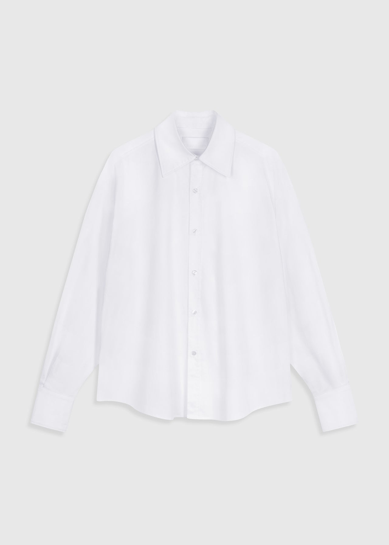 Oversized Unisex-Hemd The Shirt 3 in Weiß, aus feinem Baumwollmix. Angelehnt an den klassischen Herrenhemd-Look von Zwingenberg