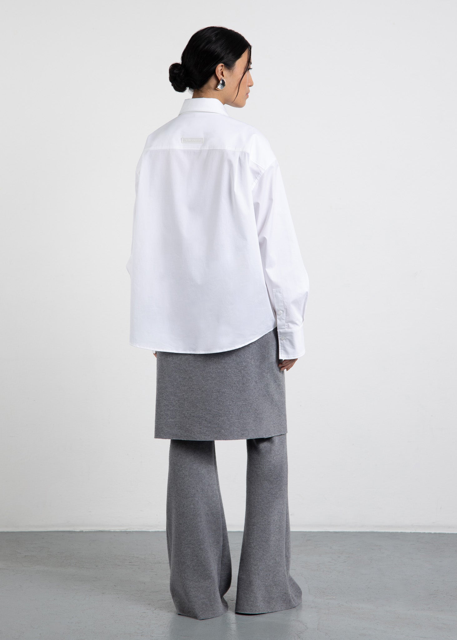 Rückansicht, The Shirt 3 Weiß von Zwingenberg, mit klassischer Passe im Rücken und Logo Tag aufgesteppt