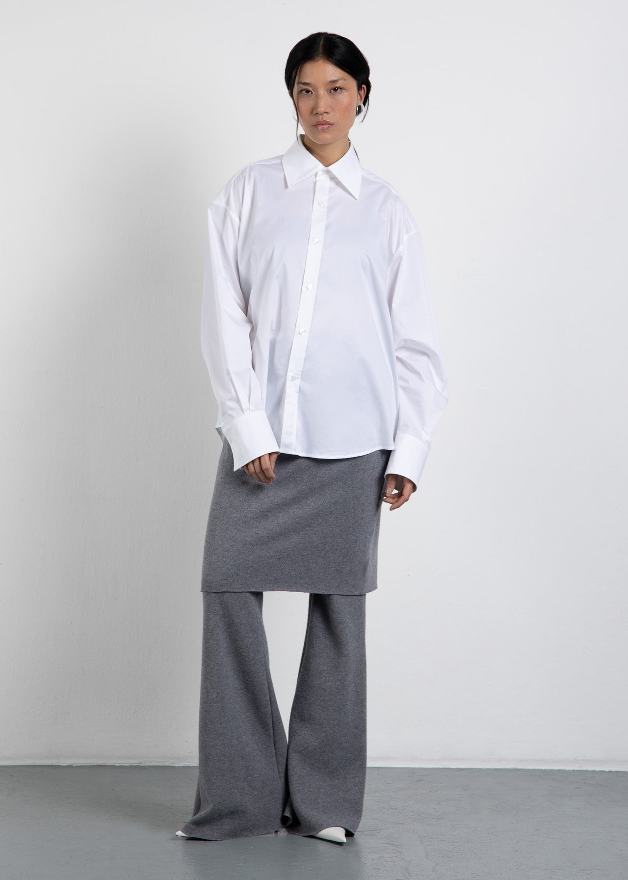 Oversized Unisex-Hemd The Shirt 3 in Weiß, aus feinem Baumwollmix. Angelehnt an den klassischen Herrenhemd-Look von Zwingenberg