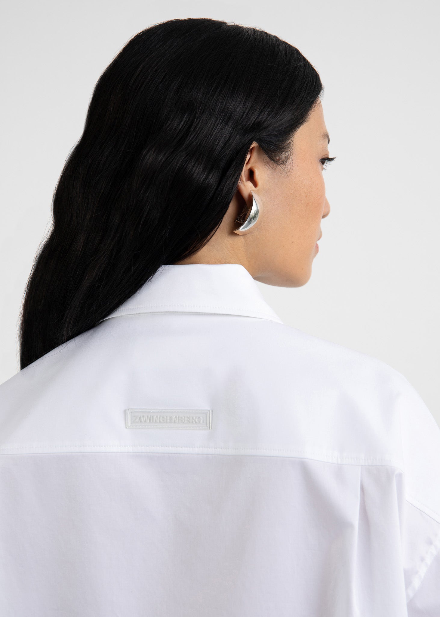 Detailansicht des oversized Hemds The Shirt 3 in Weiß von Zwingenberg, mit Rückenpasse und aufgestepptem Logo Tag