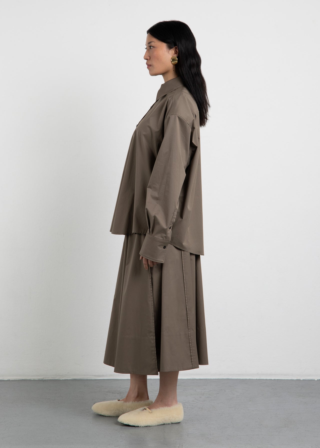 Ausgestellter Zwingenberg A-Linien-Rock The Skirt 2 in Olive mit Paspeldetails, dazu das stilvolle Unisex Hemd The Shirt 3 im Set.