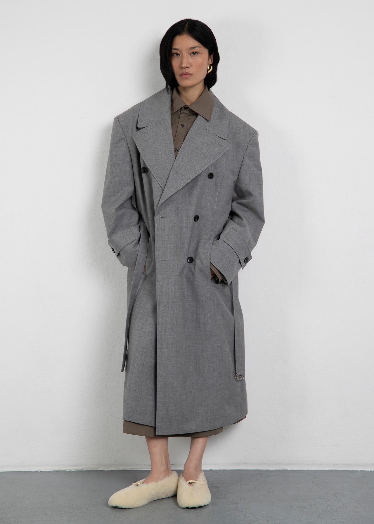Unisex Trenchcoat The Trench 1 in grau Melange von Zwingenberg in Oversized-Passform mit Schulterpolstern, recyceltem transparentem Zwingenberg-Patch, Logo-Knöpfen und aus 100 % Wolle.