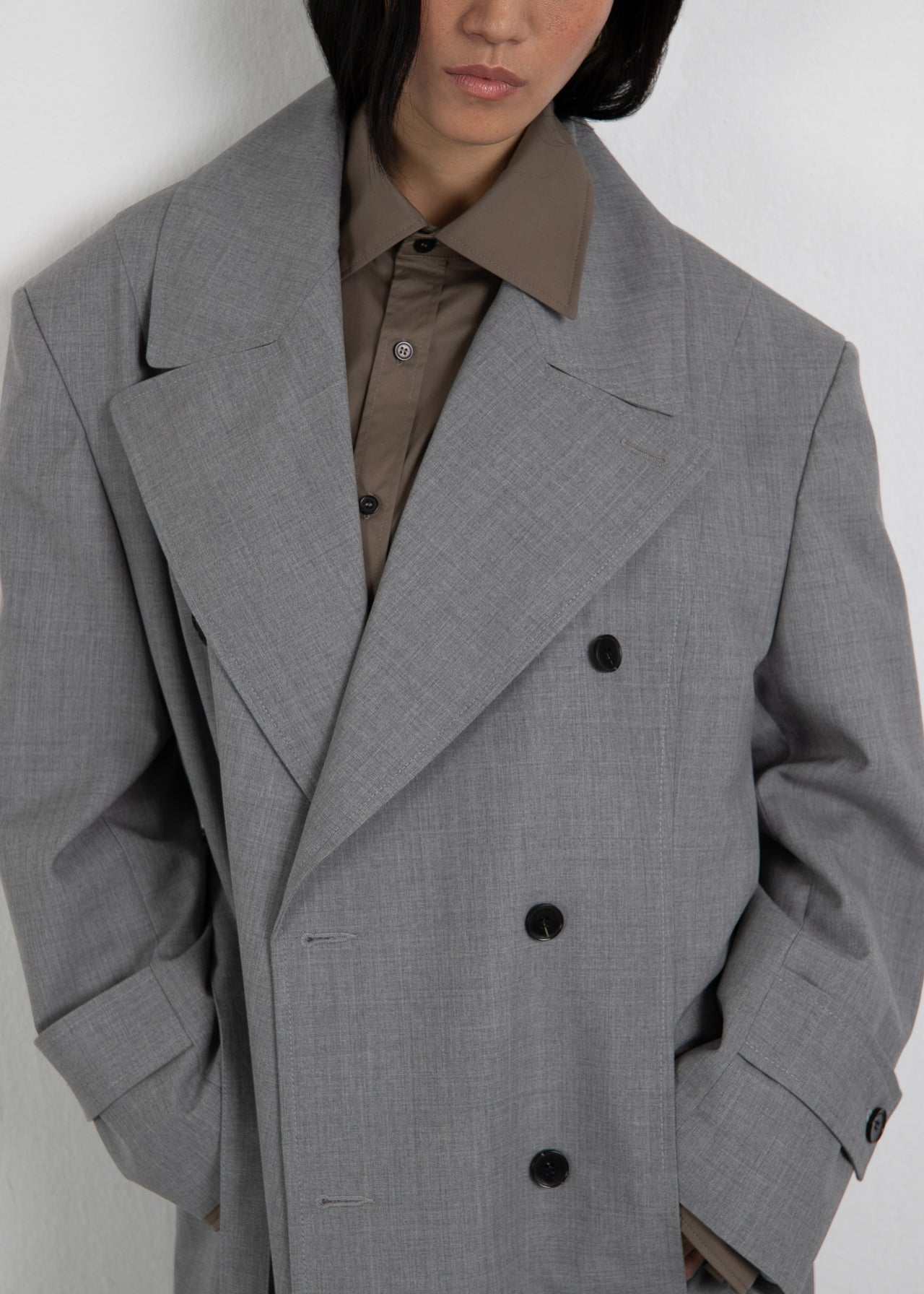 Eleganter Trenchcoat in Grau Melange, The Trench 1 von Zwingenberg, mit ausgefallenem Design und modernen Akzenten für einen zeitlosen Look.