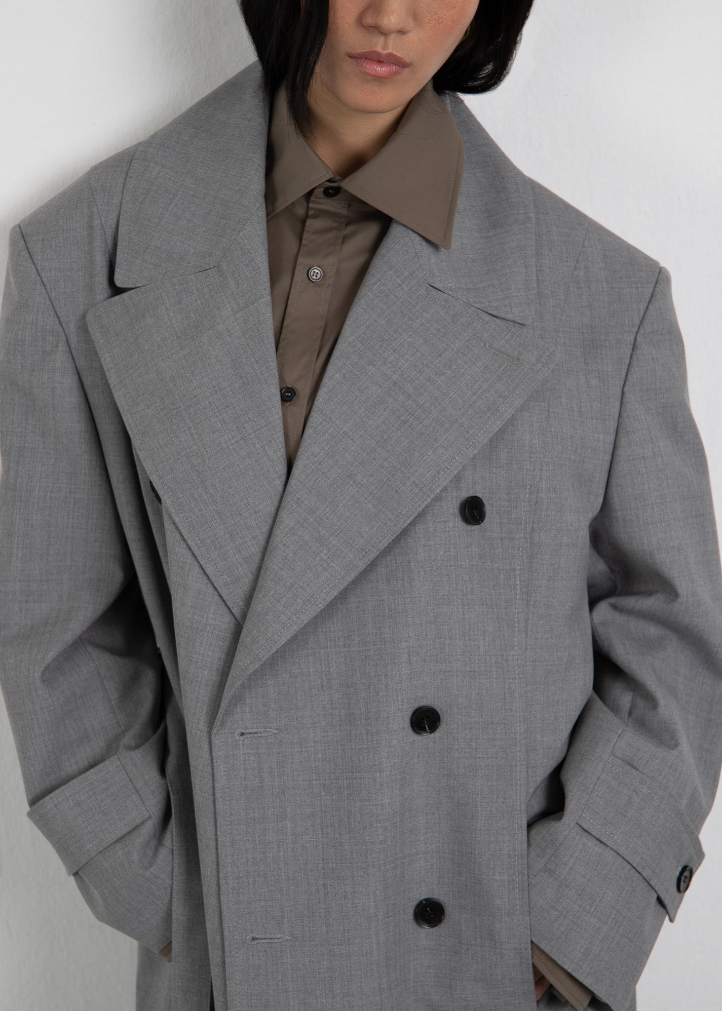 Eleganter Trenchcoat in Grau Melange, The Trench 1 von Zwingenberg, mit ausgefallenem Design und modernen Akzenten für einen zeitlosen Look.