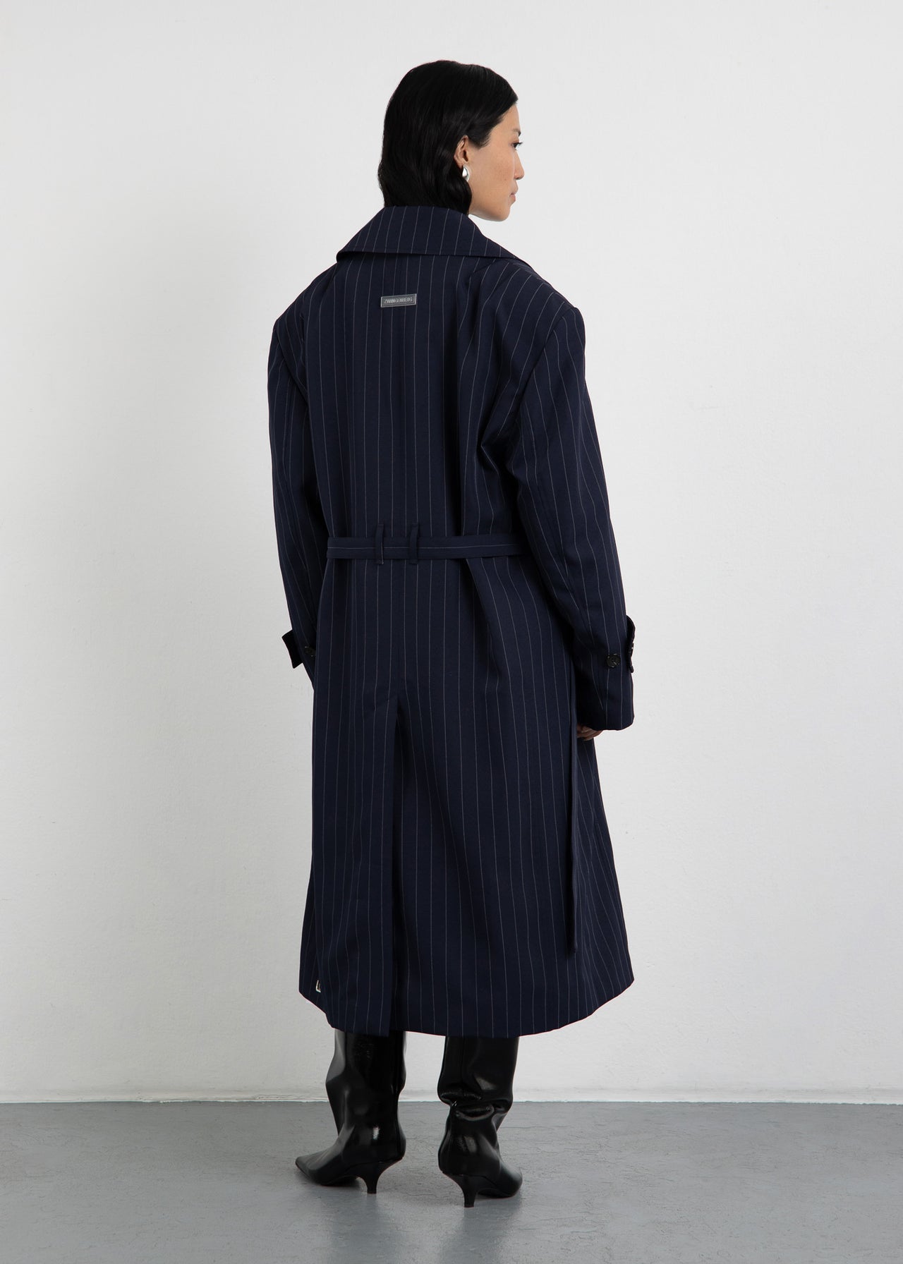 Zwingenberg Trenchcoat The Trench 1 in Navy Nadelstreifen, mit transparentem, nachhaltigem Logo-Tag auf der Rückseite in der Mitte aufgesteppt