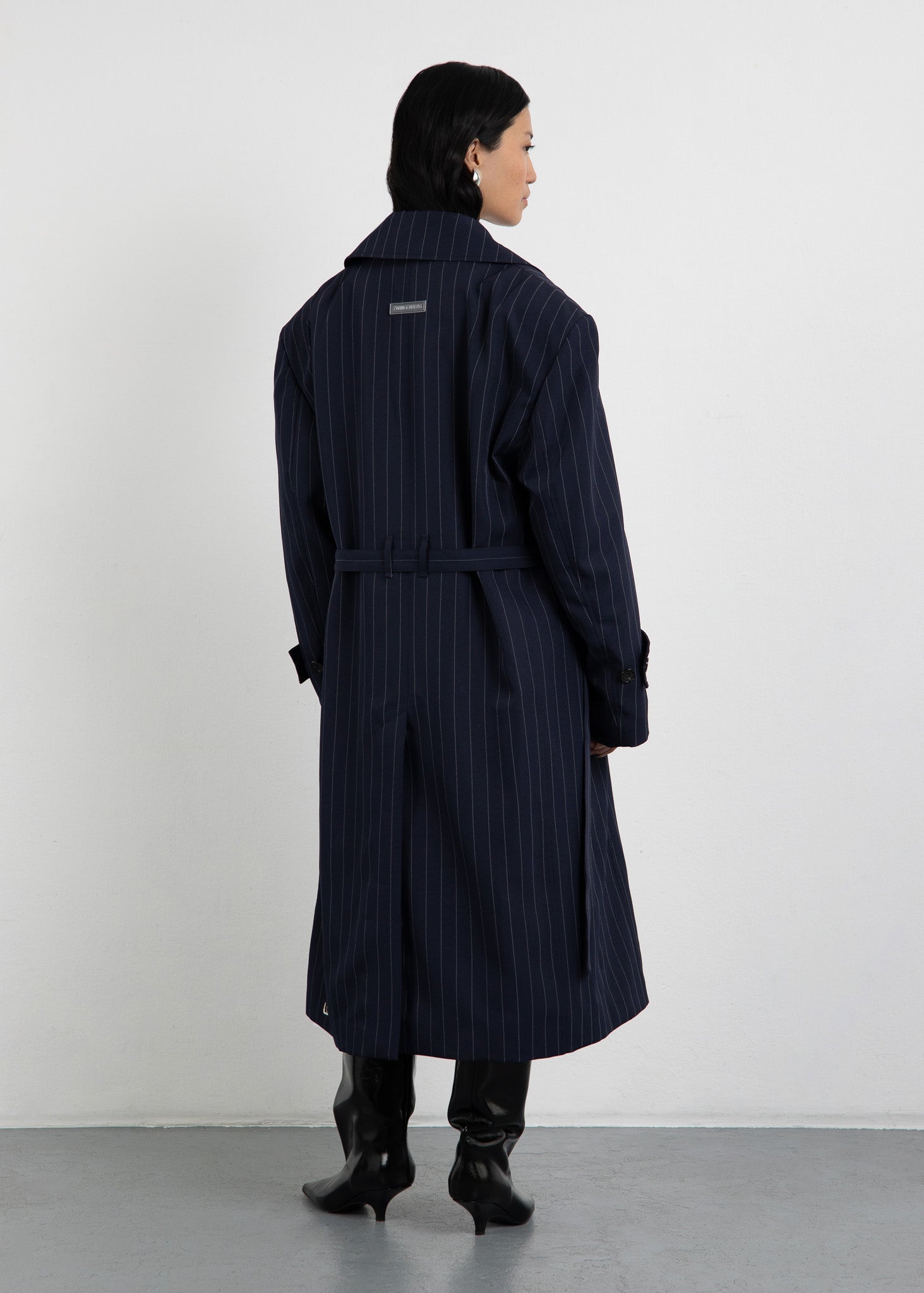 Zwingenberg Trenchcoat The Trench 1 in Navy Nadelstreifen, mit transparentem, nachhaltigem Logo-Tag auf der Rückseite in der Mitte aufgesteppt