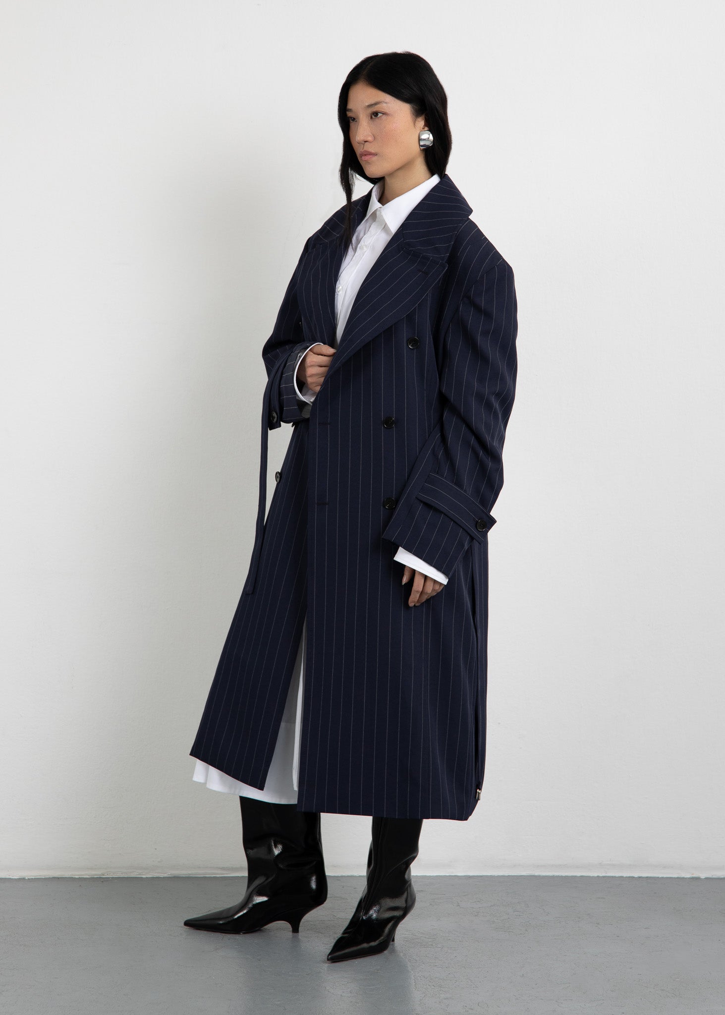 9. Stylischer Trenchcoat in Navy Nadelstreifen von Zwingenberg, Modell The Trench 1, ideal für Übergangszeiten mit eleganter Silhouette